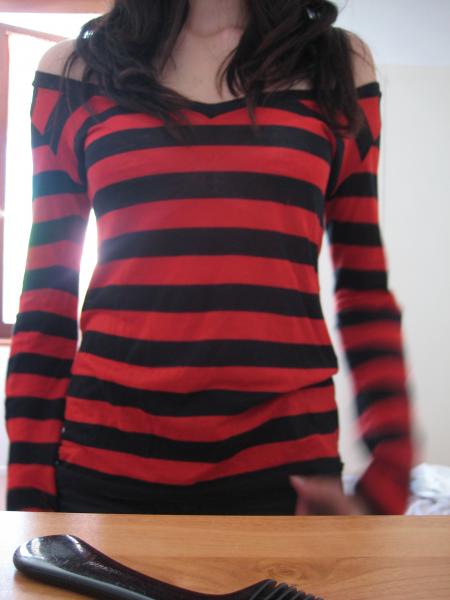 Haut rayé rouge et noir